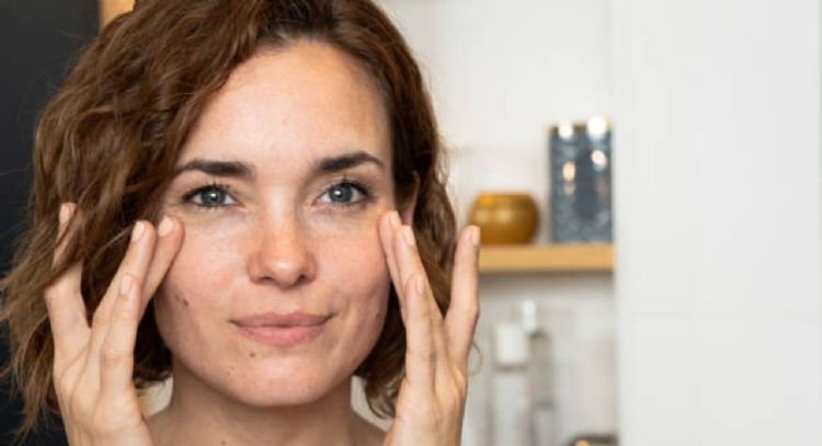 Coloca un par de gotas de este ingrediente de cocina en tu rostro y quítate años de encima después de los 50