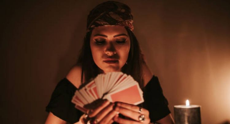 Los 3 signos que ampliarán sus cuentas bancarias en octubre, según el horócopo gitano