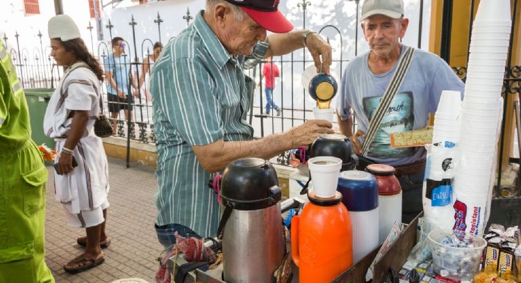 Toma asiento antes de conocer cuánto gana un vendedor de tintos en Bogotá