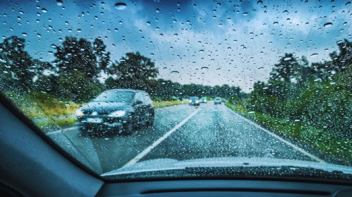 Los trucazos para desempañar los vidrios del carro en días de lluvia, según expertos