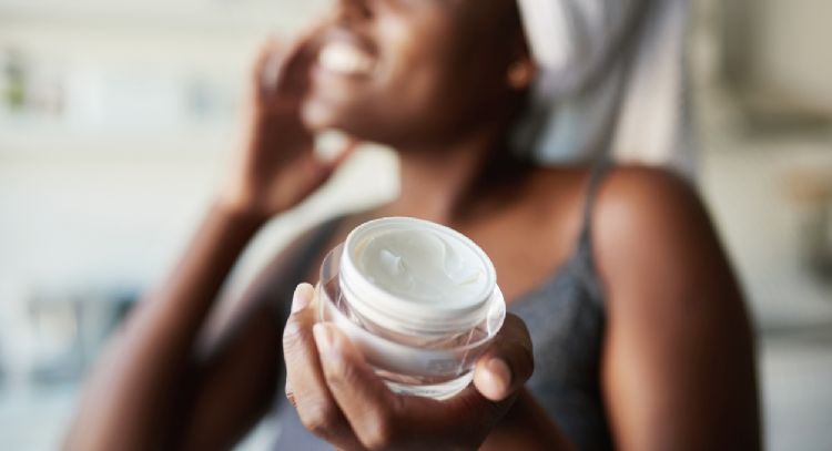 La crema facial antiarrugas ideal para lograr una piel de porcelana a los 60 años