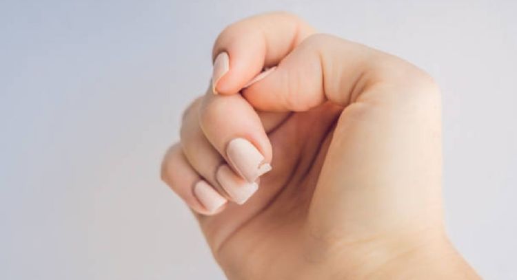 Dile adiós a las uñas quebradizas con este poderoso aceite esencial
