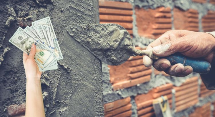 Toma asiento antes de conocer cuánto gana un latino trabajando de albañil en Estados Unidos