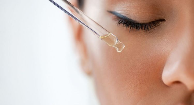 Coloca 1 cucharadita de este ingrediente de cocina y dile adiós a las manchas de la cara en tiempo récord