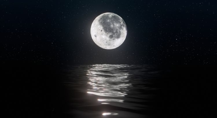 Conoce la conexión entre la Luna de Fresa y las mareas oceánicas