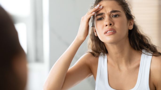 Dile adiós a las arrugas de la frente con este potente truco de maquillaje