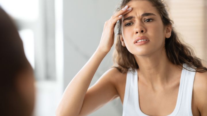 Dile adiós a las arrugas de la frente con este potente truco de maquillaje
