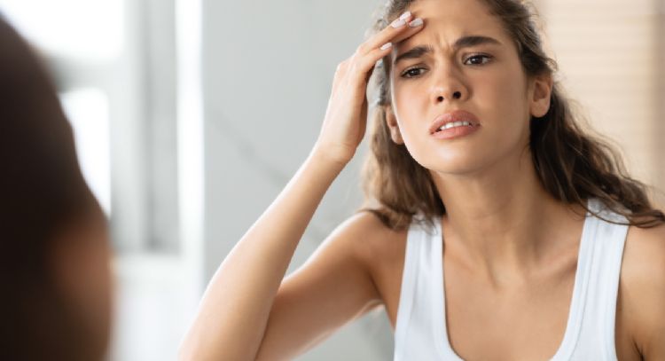 Dile adiós a las arrugas de la frente con este potente truco de maquillaje