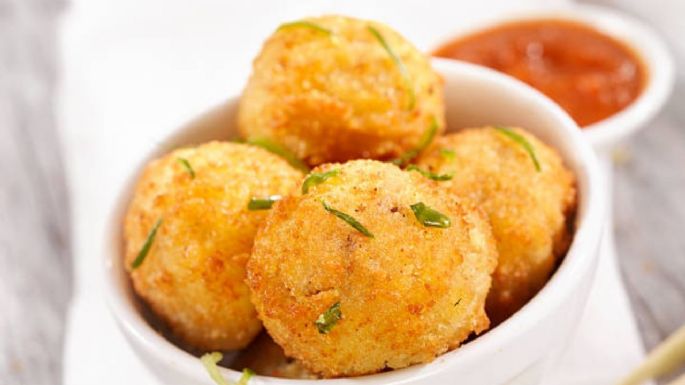 Cómo hacer croquetas de queso con arroz que sobró y 5 ingredientes más