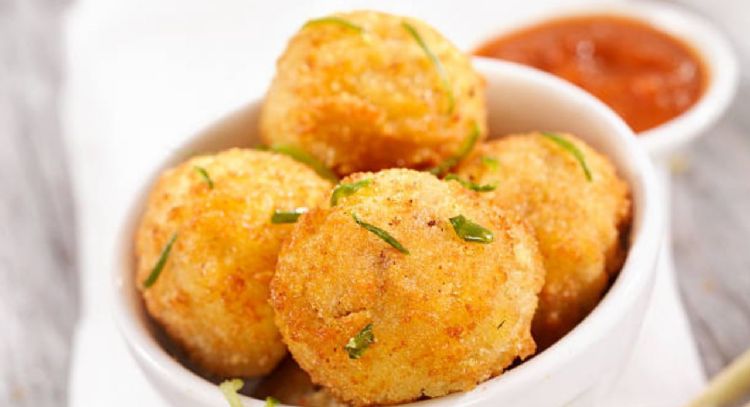 Cómo hacer croquetas de queso con arroz que sobró y 5 ingredientes más
