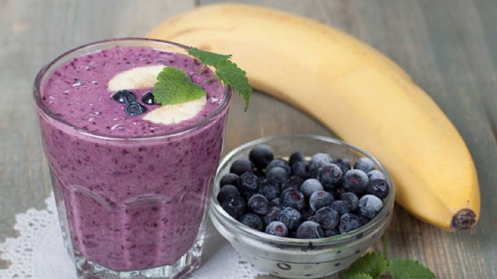Smoothie de banano con arándanos, aprende a preparar este delicioso batido con solo 5 ingredientes