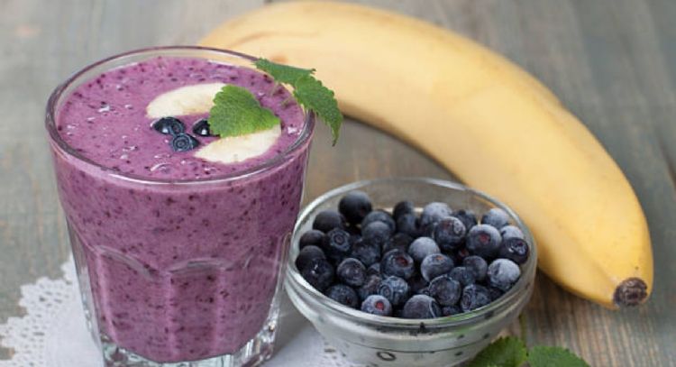 Smoothie de banano con arándanos, aprende a preparar este delicioso batido con solo 5 ingredientes