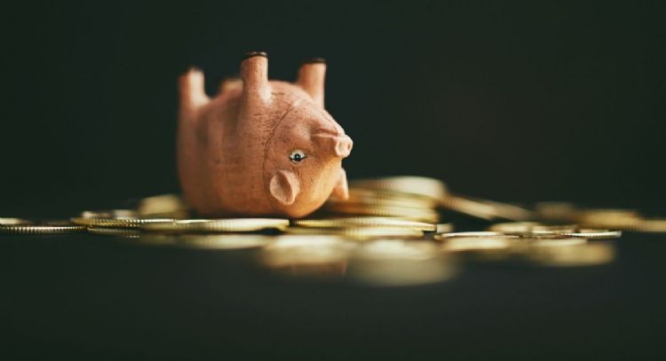 Cuál es el objeto que debes quitar cuanto antes de tu bolsa porque aleja el dinero, según el Feng Shui