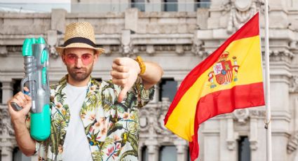 Españoles lanzan chorros de agua a extranjeros en protesta social: “Váyanse a casa”