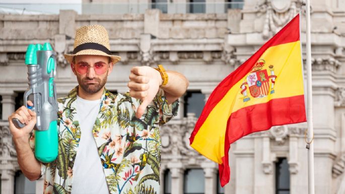 Españoles lanzan chorros de agua a extranjeros en protesta social: “Váyanse a casa”