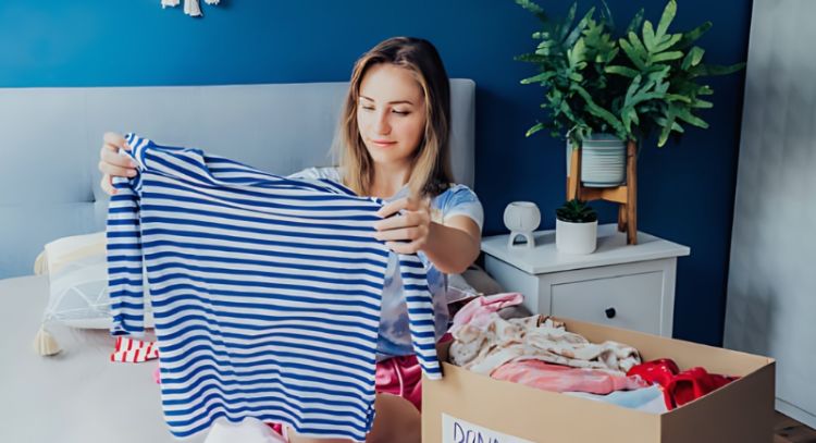 Dile adiós a las perchas con este infalible método japonés que te hará ahorrar espacio en tu armario