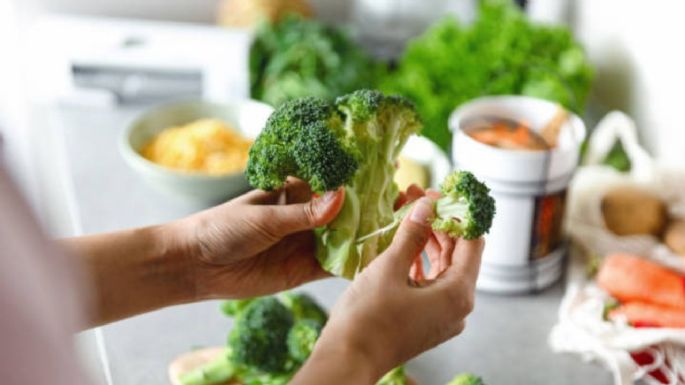 Cómo usar el vinagre blanco para eliminar los gusanos del brócoli antes de comerlo