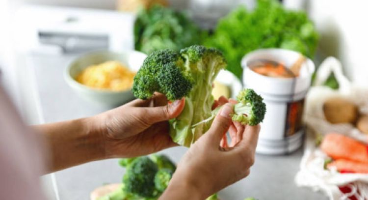 Cómo usar el vinagre blanco para eliminar los gusanos del brócoli antes de comerlo