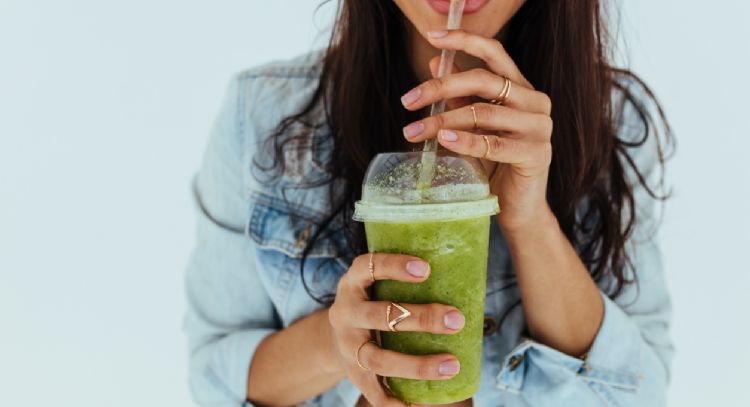 Con 6 ingredientes, aprende a preparar un licuado verde para bajar de peso