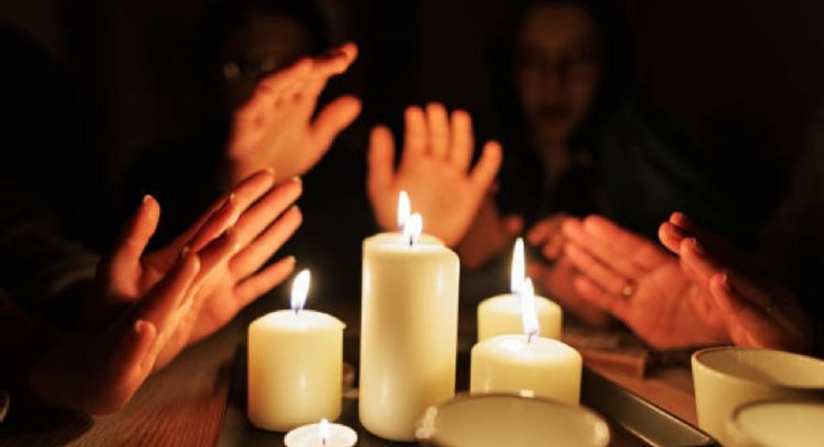 Con solo 1 vela y un puñado de arroz, haz un ritual para despedir julio y recibir agosto con abundancia