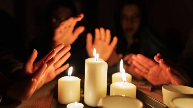 Con solo 1 vela y un puñado de arroz, haz un ritual para despedir julio y recibir agosto con abundancia