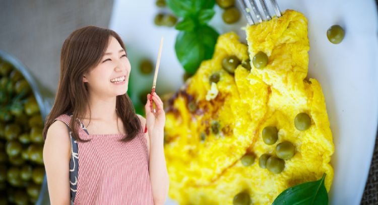 Huevos revueltos con arvejas, aprende a hacer esta sencilla cena en pocos minutos