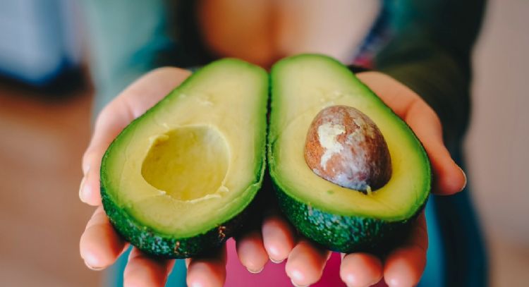 Cómo utilizar el aguacate para evitar la piel seca en invierno y quitarte años de encima