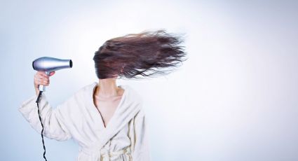 Cómo eliminar el frizz y proteger el cabello, según estilistas expertas