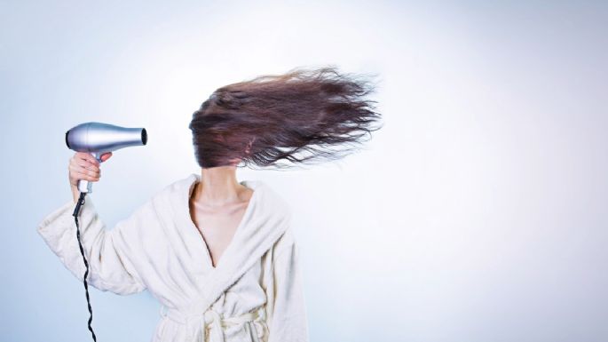 Cómo eliminar el frizz y proteger el cabello, según estilistas expertas