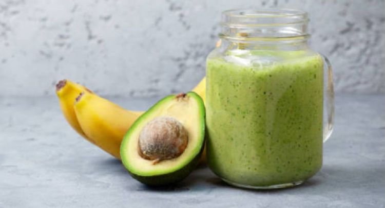 Batido de aguacate y plátano, cómo preparar esta deliciosa bebida ideal para desinchar el abdomen y bajar de peso