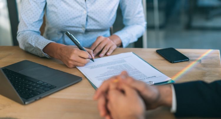 Estos son los 5 errores comunes que jamás debes cometer en una entrevista de trabajo, según especialistas