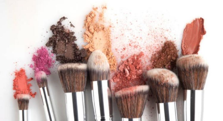 Esta es la mejor manera de limpiar las brochas del maquillaje con muy poco esfuerzo