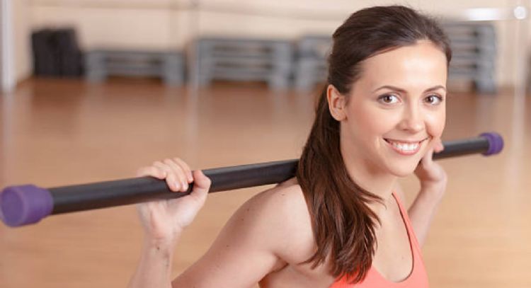 Busca un palo de escoba y haz este ejercicio que trabaja espalda, glúteos y piernas