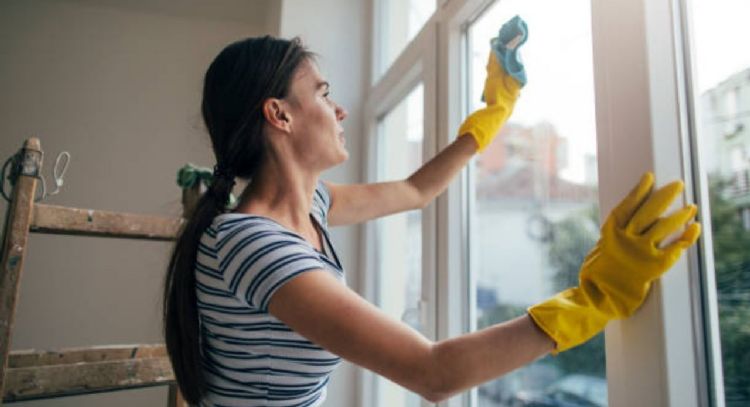 El trucazo para sacarle brillo a las puertas corredizas usando solo 1 papel higiénico