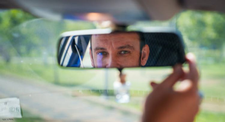 Dile adiós al espejo retrovisor del carro: el nuevo invento que lo sustituye y evita distracciones a