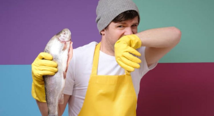 Dile adiós al olor a pescado de la cocina con este sencillo ingrediente