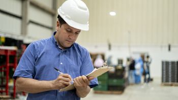 Toma asiento antes de conocer cuánto gana un Ingeniero Industrial en Colombia en 2024