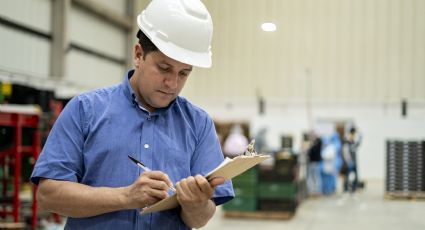 Toma asiento antes de conocer cuánto gana un Ingeniero Industrial en Colombia en 2024