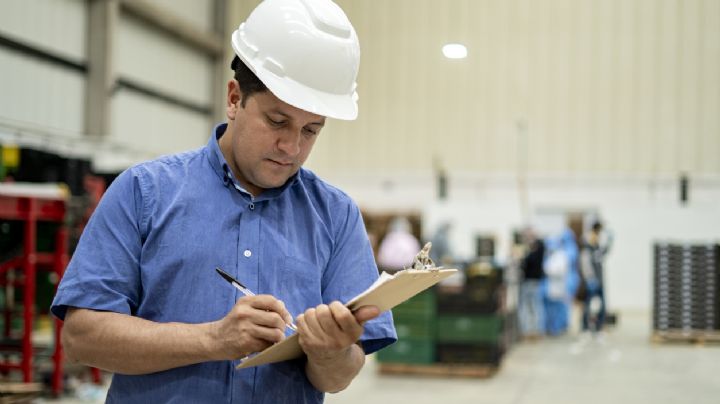 Toma asiento antes de conocer cuánto gana un Ingeniero Industrial en Colombia en 2024