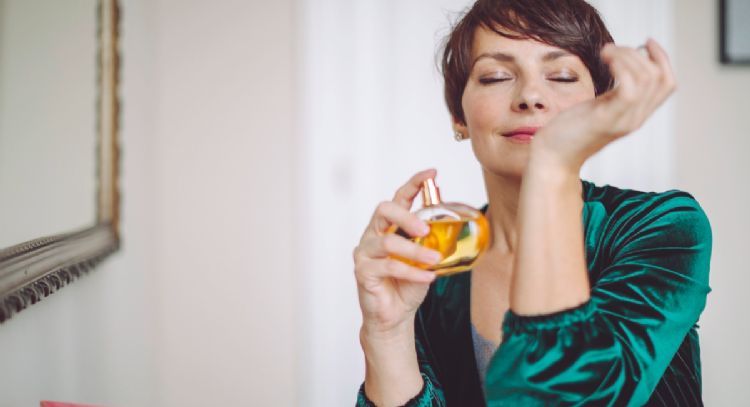 En qué parte del cuerpo recomiendan los expertos colocar el perfume para que la fragancia dure mayor