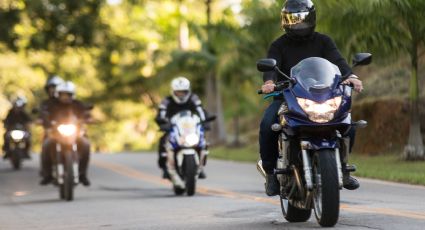 No creerás de cuánto es la multa por conducir en ciclomotor por los andenes en Colombia