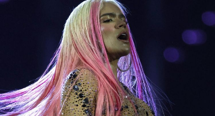 ¿El rosa pastel no va más? Karol G reaparece con drástico cambio de look