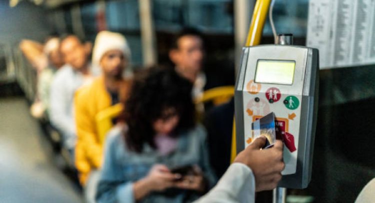 Las multas por colarse en TransMilenio se disparan: infractores deberán pagar más