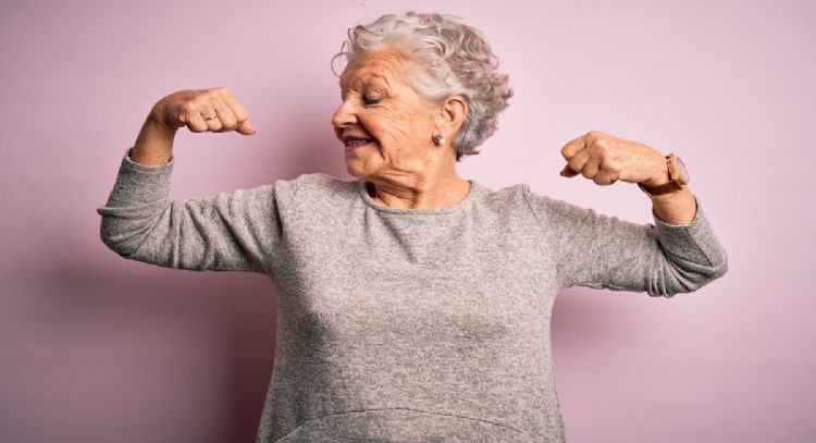 Cómo puedes evitar encogerte al envejecer, según Harvard