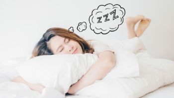 Conoce el verdadero significado de dormir abrazado a la almohada, según la psicología