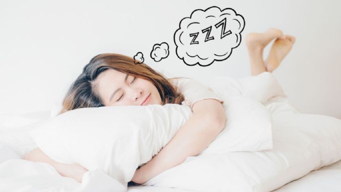 Conoce el verdadero significado de dormir abrazado a la almohada, según la psicología