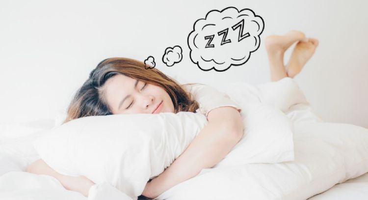 Conoce el verdadero significado de dormir abrazado a la almohada, según la psicología