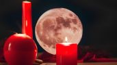 Foto ilustrativa de la nota titulada Luna de Lobo: cómo utilizar una vela roja para atraer el amor en la primera Luna Llena del 2025