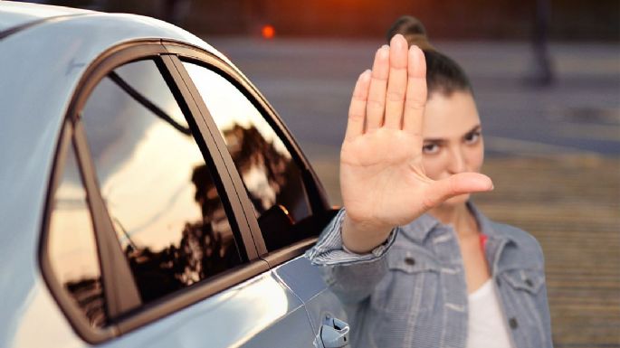 Toma asiento antes de conocer cuánto cuesta la multa por tener vidrios polarizados en el carro en 2025