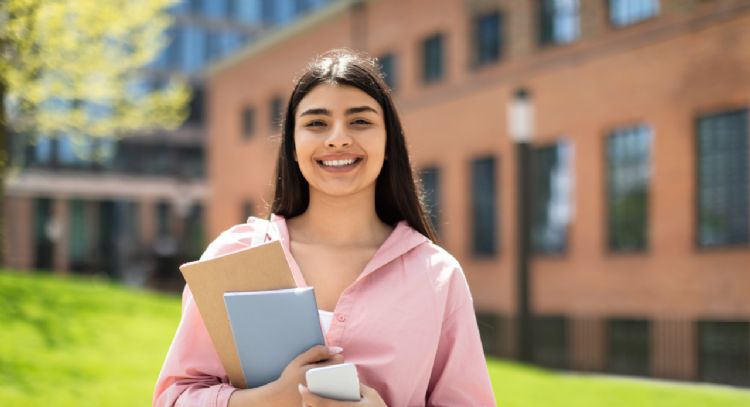 Estas son las 5 carreras con mejor salida laboral que se recomiendan estudiar en Colombia para 2025, según la IA